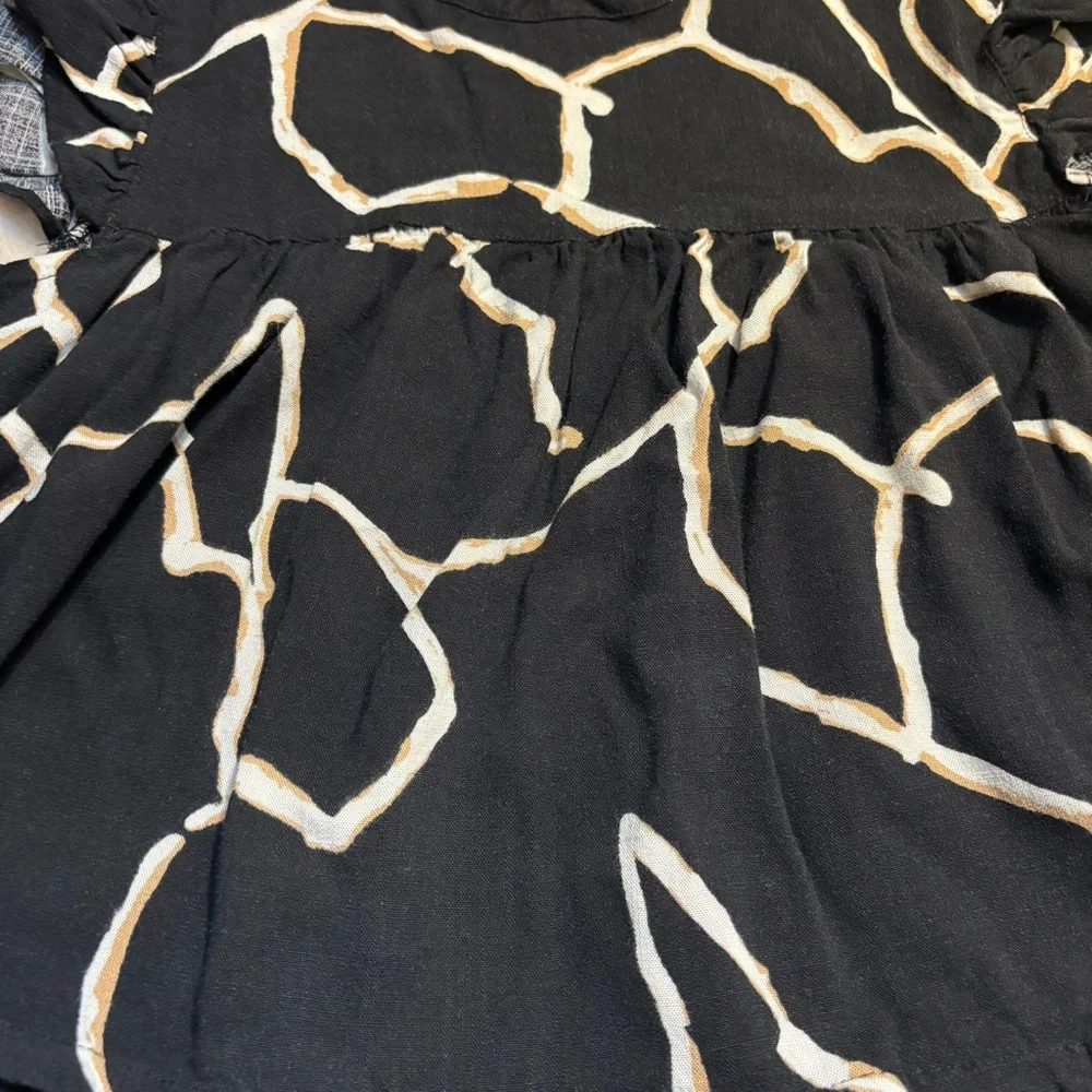 Who What Wear Top XS Black White Gold Abstract Short Sleeved Ruffle Blouse Rayon